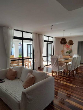 Amplia y luminosa casa con excelente ubicación